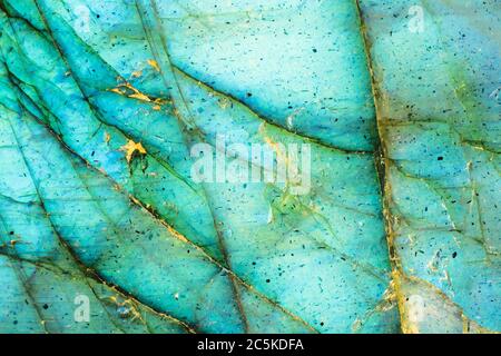 Foto ravvicinata di una pietra turchese illuminata con crepe. Foto Stock