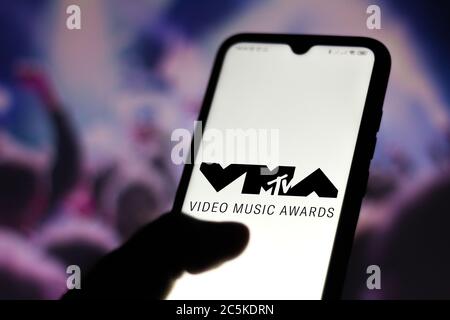 In questa illustrazione fotografica viene visualizzato il logo MTV Video Music Awards (VMA) sullo smartphone. Foto Stock