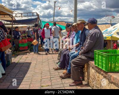 VILLA DE LEYVA, BOYACA, COLOMBIA - 16 novembre 2019: Un gruppo di uomini chiacchiera e beve birra al mercato locale tradizionale di Villa de Leyva, nel CEN Foto Stock