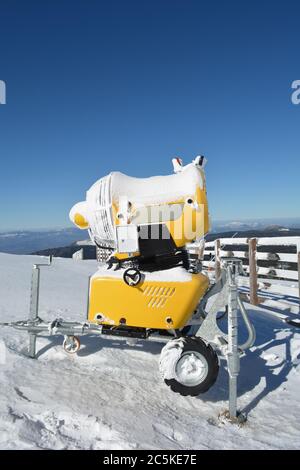 Pistola da neve ad alta potenza sulla cima della montagna, pronta per l'azione, vista ravvicinata, orientamento verticale Foto Stock