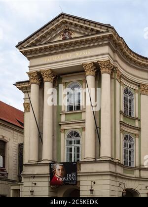 PRAGA, REPUBBLICA CECA - 19 LUGLIO 2019: Lo storico Teatro degli Stati (Stavovské divadlo) Foto Stock