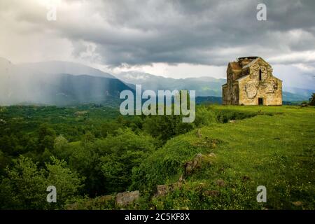 le rovine del tempio sullo sfondo di una tempesta e pioggia Foto Stock