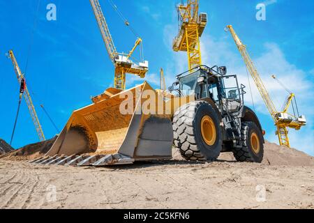 escavatore o bulldozer e gru in cantiere - Foto Stock
