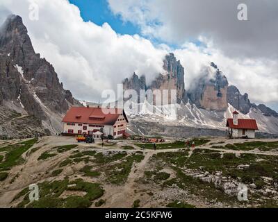 Vista aerea del rifugio Antonio Locatelli è un rifugio in Alto Adige, il monte Paterno e le tre Cime di Lavaredo, Drei Zinnen. Italia Foto Stock