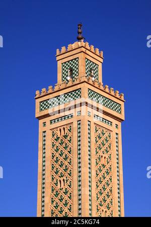 Marocco, Marrakech. Minareto di una moschea alla periferia di Marrakech, in stile Kasbah o El Mansour moschea. Sito patrimonio dell'umanità dell'UNESCO. Foto Stock