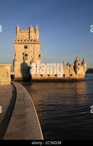 Portogallo, Lisbona, distretto di Belem. Torre de Belem - Torre di Belem. Costruito in stile gotico-manuelino. Sito patrimonio dell'umanità dell'UNESCO. Foto Stock