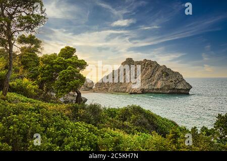 Splendido tramonto sulla spiaggia selvaggia, Mar Mediterraneo, Grecia. Foto Stock