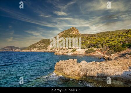 Splendido tramonto sulla spiaggia selvaggia, Mar Mediterraneo, Grecia. Foto Stock