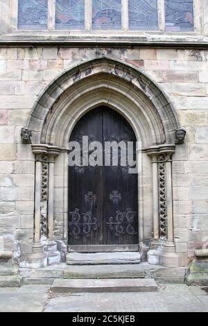 Porta di Santa Maria e di tutti i Santi a Chesterfield, che è la famosa Chiesa parrocchiale Crooked spire Foto Stock