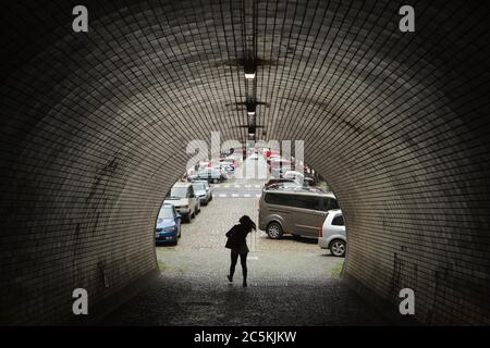 La zona pedonale attraversa il tunnel Žižkov (tunnel Žižkovský) vicino al portale nord del tunnel in via Thámova, nel quartiere Karlín di Praga, Repubblica Ceca. Il tunnel pedonale sotto la collina di Vítkov che unisce i quartieri di Žižkov e Karlín è stato costruito tra il 1951 e il 1953. Foto Stock