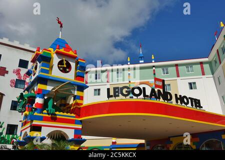 ORLANDO, FL - 20 GIU 2020- Vista di un hotel sul posto al parco a tema Legoland Florida Resort a Orlando, Florida, a forma di minifigole Lego. Foto Stock