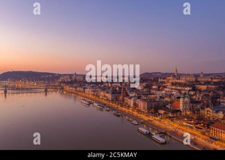 Foto aerea del drone della chiesa di Sant'Anna mercato Hall e bastione di pescatori sulla collina di Buda Foto Stock