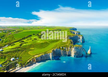 Il pittoresco paesaggio panoramico sulle Scogliere di Etretat. Natural affascinanti scogliere. Etretat, Normandia, Francia Foto Stock