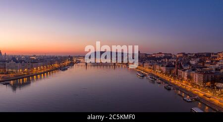 Foto aerea del drone della chiesa di Sant'Anna mercato Hall e bastione di pescatori sulla collina di Buda Foto Stock