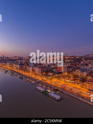 Foto aerea del drone della chiesa di Sant'Anna mercato Hall e bastione di pescatori sulla collina di Buda Foto Stock