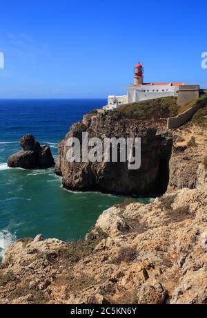 Portogallo, Regione Algarve, Sagres. Faro sulla cima della scogliera di Capo Saint Vincent - Cabo Sao Vicente. Il punto più sud-occidentale dell'Europa continentale. Foto Stock