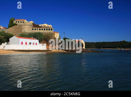 Portogallo, Alentejo, Vila Nova de Milfontes. L'estuario del fiume Mira sovrastato dal Forte di San Clemente - Forte de Sao Clemente e da una vecchia casa sulla spiaggia. Foto Stock