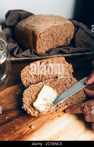 Pane integrale affettato, fatto a casa Foto Stock