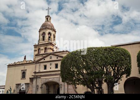 Chiesa di Santa Croce e Convento Francescano chiamato anche il Tempio y Convento de la Santa Cruz sulla piazza dei fondatori nella vecchia sezione coloniale di Santiago de Queretaro, Stato Queretaro, Messico. Foto Stock