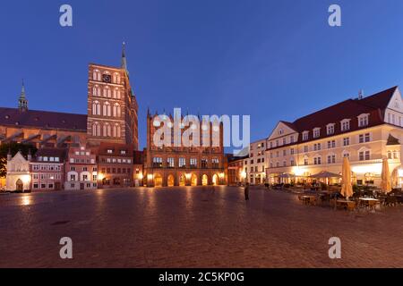 Vecchio mercato con la chiesa di San Nicola e il municipio, Stralsund, Meclemburgo-Pomerania occidentale, Germania Foto Stock