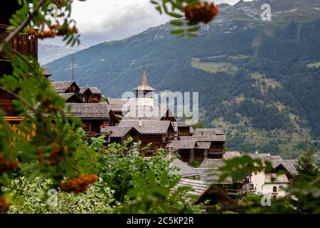 Vista panoramica sulle tradizionali case in legno del pittoresco villaggio alpino Grimentz nella muncipalità di Anniviers - Canton Vallese, Svizzera Foto Stock