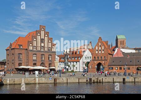 Ristorante nel vecchio magazzino, porta d'acqua e chiesa di San Nicola, porto, Wismar, Meclemburgo-Pomerania occidentale, Germania Foto Stock