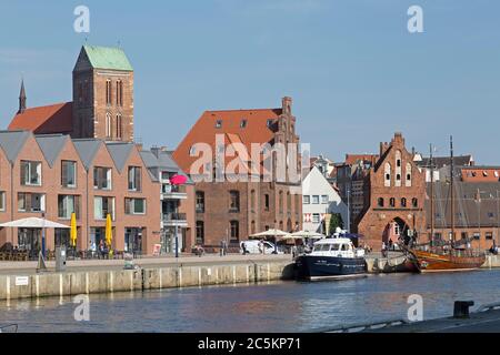 Ristorante nel vecchio magazzino, porta d'acqua e chiesa di San Nicola, porto, Wismar, Meclemburgo-Pomerania occidentale, Germania Foto Stock