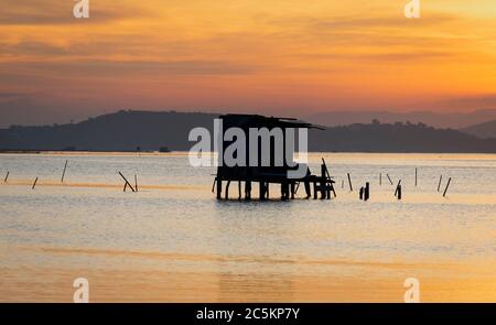 Capanna di legno su un lago al bellissimo tramonto in Brasile Foto Stock