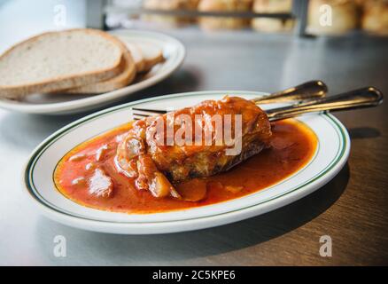 Cavolo ripieno con verdure e salsa di pomodoro Foto Stock