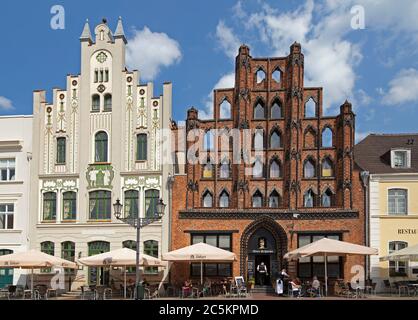 Ristoranti An der Wasserkunst e Alter Schwede (Old Swede), piazza del mercato, Wismar, Meclemburgo-Pomerania occidentale, Germania Foto Stock