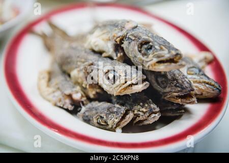 Fried puzzava di pesce Foto Stock