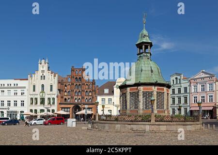 Ristoranti An der Wasserkunst und Alter Schwede (Old Swede) e Waterworks, piazza del mercato, Wismar, Meclemburgo-Pomerania occidentale, Germania Foto Stock