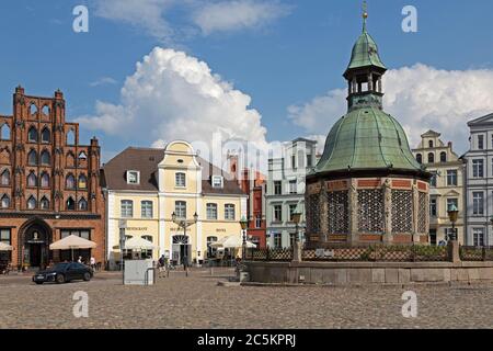 Ristoranti An der Wasserkunst und Alter Schwede (Old Swede) e Waterworks, piazza del mercato, Wismar, Meclemburgo-Pomerania occidentale, Germania Foto Stock