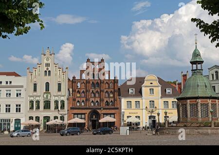 Ristoranti An der Wasserkunst und Alter Schwede (Old Swede) e Waterworks, piazza del mercato, Wismar, Meclemburgo-Pomerania occidentale, Germania Foto Stock