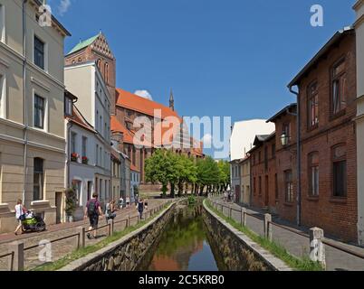 Chiesa di San Nicola e del torrente Grube, Wismar, Meclemburgo-Pomerania occidentale, Germania Foto Stock