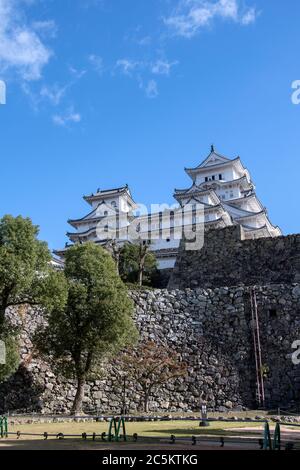 Bellissimo castello bianco di Himeji nella stagione autunnale nella prefettura di Hyogo, Giappone. Il Castello di Himeji è il più grande e visitato del Giappone Foto Stock