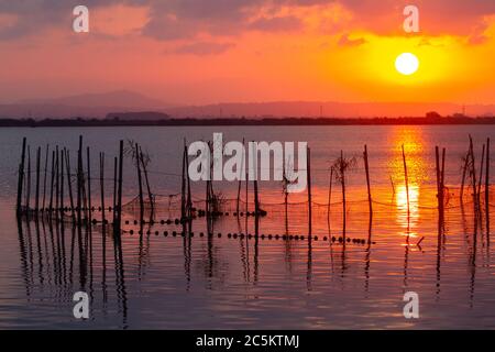 Tramonto sulla laguna di Albufera e l'estuario sul Golfo di Valencia, Spagna Foto Stock