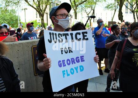 Dayton, Ohio, Stati Uniti 05/30/2020 manifestanti a una vita nera materia rally marciando lungo la strada tenendo segni e indossare maschere Foto Stock