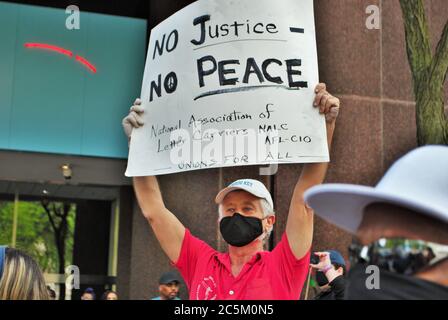 Dayton, Ohio, Stati Uniti 05/30/2020 manifestanti a una vita nera materia rally marciando lungo la strada tenendo segni e indossare maschere Foto Stock