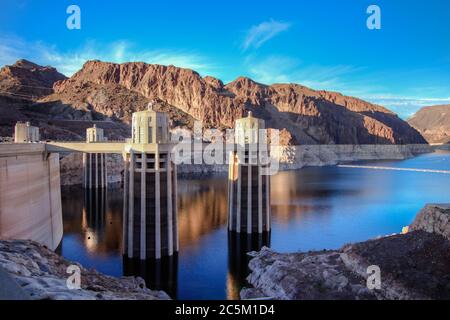 Hoover Dam e Lake Mead Panorama. Vista panoramica grandangolare della diga di Hoover e del lago Mead al confine con l'Arizona Nevada. Foto Stock