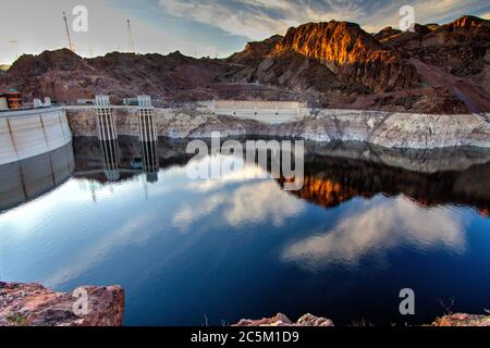 Vista sul lago Mead. Riflessione di montagna nelle acque blu limpide del lago Mead presso l'area ricreativa nazionale del lago Mead in Nevada. Foto Stock