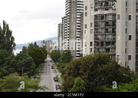 Una vista su Beach Avenue e appartamenti e condomini nel quartiere West End di Vancouver, British Columbia, Canada. Foto Stock