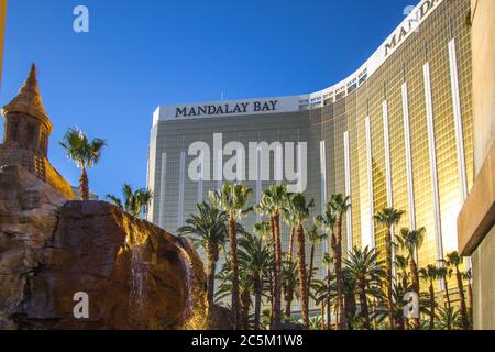 Las Vegas, Nevada, USA - 20 febbraio 2020: Palme e fontane decorative fuori dal Casinò Mandalay Bay e resort sulla Strip di Las Vegas. Foto Stock