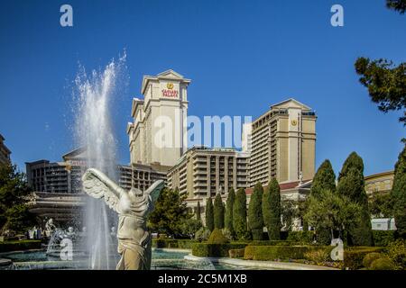 Las Vegas, Nevada, USA - 20 febbraio 2020: L'esterno del casinò e resort Caesars Palace con statua e fontane. Foto Stock