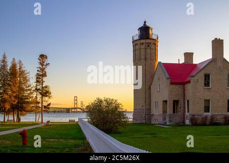 Alba Mackinaw. Vista del Mackinaw Bridge e del faro di Mackinac Point all'alba sul Michigan Great Lakes COA Foto Stock