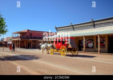 Tombstone, Arizona, Stati Uniti d'America - 1 maggio 2019: Stagecoach e facciate di fronte al negozio in stile selvaggio West sulle strade della storica Tombstone. Foto Stock
