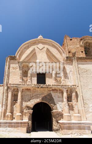 Esterno della missione di Tumacacori in Arizona in stile spagnolo. L'edificio storico è oggi il fulcro del Parco Nazionale storico di Tumacori Foto Stock
