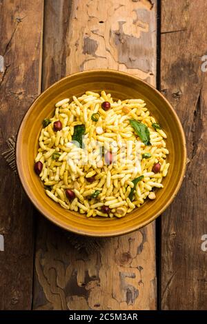 Riso soffiato Chivda è un prodotto di bhel saporito e piccante fatto usando mormura o mormura, cibo indiano Foto Stock