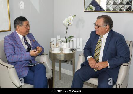 Los Angeles, California, Stati Uniti. 1 luglio 2020. Joey Zhou, ospite della TV, intervista Carlos Amezcua, news anchor e co-fondatore di Beond.TV, sulla situazione pandemica attuale del COVID-19 al Four Seasons Hotel Los Angeles a Beverly Hills, California. Amezcua ha oltre 40 anni di esperienza nel campo della trasmissione e ha vinto 22 Emmy Awards. Joey Zhou è il fondatore delle arti di Beverly e delle notizie di Beverly. Credito: Sheri Determan Foto Stock