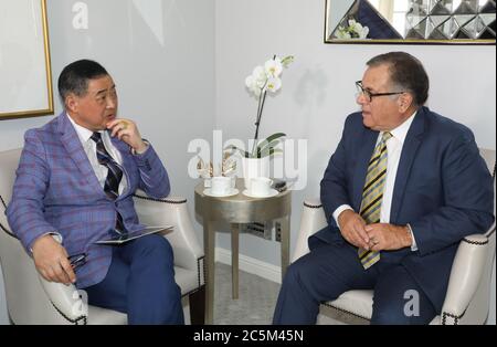 Los Angeles, California, Stati Uniti. 1 luglio 2020. Joey Zhou, ospite della TV, intervista Carlos Amezcua, news anchor e co-fondatore di Beond.TV, sulla situazione pandemica attuale del COVID-19 al Four Seasons Hotel Los Angeles a Beverly Hills, California. Amezcua ha oltre 40 anni di esperienza nel campo della trasmissione e ha vinto 22 Emmy Awards. Joey Zhou è il fondatore delle arti di Beverly e delle notizie di Beverly. Credito: Sheri Determan Foto Stock